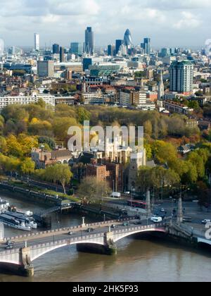 Hier ist nun ein ungewöhnlicher Panoramablick auf London vom Millbank Tower, der sich am nördlichen Ufer der Themse befindet. Im Vordergrund sehen wir - umgeben Stockfoto