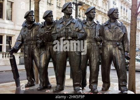 Das Royal Tank Regiment Memorial ist eine Skulptur von Vivien Mallock im Whitehall Court, London. Es erinnert an das Royal Tank Regiment und zeigt die Stockfoto