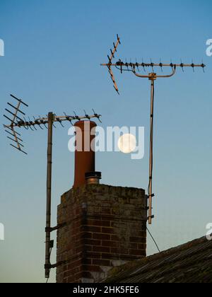 Sie sehen nicht mehr viele dieser Dinge - alte analoge Fernsehantennen. In einer Zeit, in der Streaming- und Satellitenquellen dominant sind, werden HF/UHF-Antennen verwendet Stockfoto