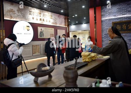 ZHANGJIAKOU, CHINA - 2. FEBRUAR 2022 - Journalisten von nicht registrierten Medien für das Interview der Olympischen Winterspiele 2022 in Peking beim traditionellen CHI Stockfoto