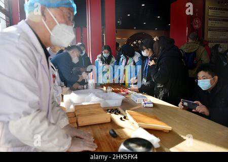 ZHANGJIAKOU, CHINA - 2. FEBRUAR 2022 - Journalisten von nicht registrierten Medien der Olympischen Winterspiele 2022 in Peking nehmen an einer interaktiven Veranstaltung Teil Stockfoto