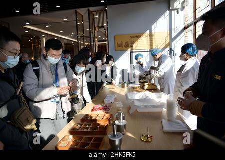 ZHANGJIAKOU, CHINA - 2. FEBRUAR 2022 - Journalisten von nicht registrierten Medien der Olympischen Winterspiele 2022 in Peking nehmen an einer interaktiven Veranstaltung Teil Stockfoto