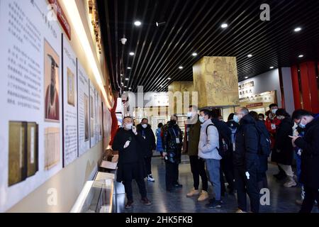 ZHANGJIAKOU, CHINA - 2. FEBRUAR 2022 - Journalisten von nicht registrierten Medien für das Interview der Olympischen Winterspiele 2022 in Peking beim traditionellen CHI Stockfoto