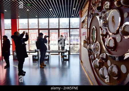 ZHANGJIAKOU, CHINA - 2. FEBRUAR 2022 - Journalisten von nicht registrierten Medien für das Interview der Olympischen Winterspiele 2022 in Peking beim traditionellen CHI Stockfoto