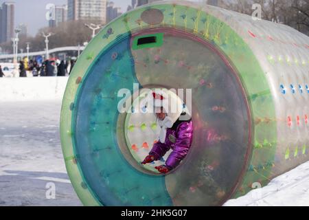 Harbin, Chinas Provinz Heilongjiang. 2nd. Februar 2022. Touristen haben Spaß in einem Eis- und Schneepark in Harbin, nordöstlich von Chinas Provinz Heilongjiang, 2. Februar 2022. Quelle: Zhang Tao/Xinhua/Alamy Live News Stockfoto