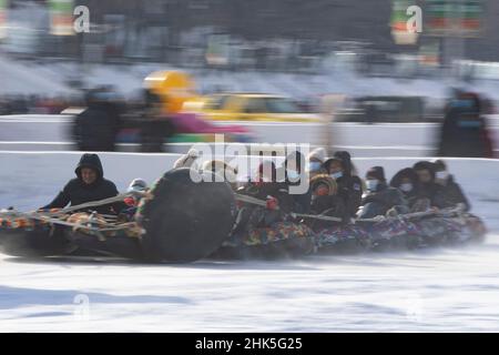 Harbin, Chinas Provinz Heilongjiang. 2nd. Februar 2022. Touristen haben Spaß in einem Eis- und Schneepark in Harbin, nordöstlich von Chinas Provinz Heilongjiang, 2. Februar 2022. Quelle: Zhang Tao/Xinhua/Alamy Live News Stockfoto