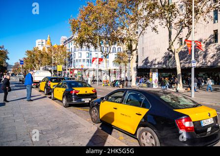 BARCELONA, SPANIEN - 19. DEZEMBER 2018: Auf der Straße in der Innenstadt von Barcelona nehmen die Menschen Taxis. Stockfoto