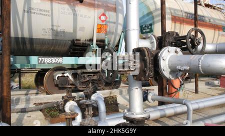 Alte Kraftstoffübertragungsventile an einem Gebäude im Industriegebiet. Lager. Altes Kraftstoffventil im Tanklager. Stockfoto