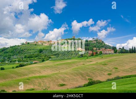 Monticchiello (Italien) - das wunderbare mittelalterliche und künstlerische Dorf der Toskana, in der Gemeinde Pienza, Val d'Orcia UNESCO-Stätte, im Frühjahr Stockfoto