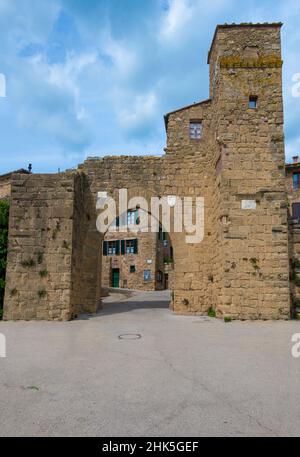 Monticchiello (Italien) - das wunderbare mittelalterliche und künstlerische Dorf der Toskana, in der Gemeinde Pienza, Val d'Orcia UNESCO-Stätte, im Frühjahr Stockfoto