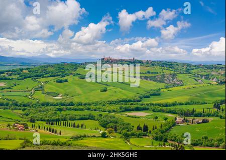 Monticchiello (Italien) - das wunderbare mittelalterliche und künstlerische Dorf der Toskana, in der Gemeinde Pienza, Val d'Orcia UNESCO-Stätte, im Frühjahr Stockfoto