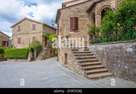 Monticchiello (Italien) - das wunderbare mittelalterliche und künstlerische Dorf der Toskana, in der Gemeinde Pienza, Val d'Orcia UNESCO-Stätte, im Frühjahr Stockfoto