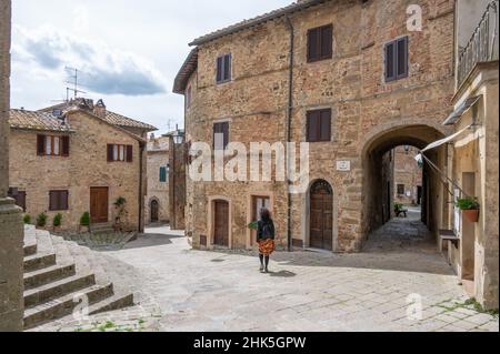 Monticchiello (Italien) - das wunderbare mittelalterliche und künstlerische Dorf der Toskana, in der Gemeinde Pienza, Val d'Orcia UNESCO-Stätte, im Frühjahr Stockfoto