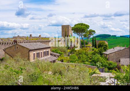 Monticchiello (Italien) - das wunderbare mittelalterliche und künstlerische Dorf der Toskana, in der Gemeinde Pienza, Val d'Orcia UNESCO-Stätte, im Frühjahr Stockfoto