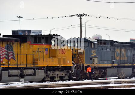 Franklin Park, Illinois, USA. Ein Paar Lokomotiven warten auf einen Mannschaftswechsel, während sie im Leerlauf im Bensenville Yard der Canadian Pacific Railway fahren. Stockfoto