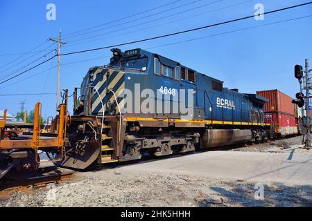 Elgin, Illinois, USA. Eine Lokomotive der Canadian National Railway, die noch immer für die British Columbia Railway lackiert wurde, fungiert als DPU im Zug. Stockfoto