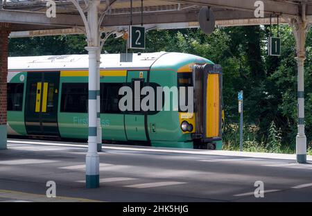 Erstklassiger Wagen an der Vorderseite eines Personenzuges der Southern Railway der Klasse 377, der an einem Bahnhof in London, England, wartet. Stockfoto