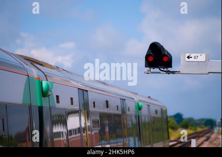 Southern Railway Klasse 377 Personenzug und Eisenbahnsignal, England. Stockfoto