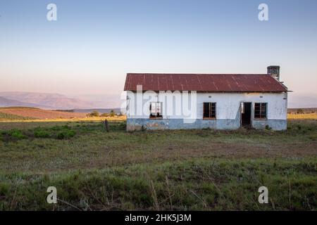 Verlassene Bauernhaus in der Nähe von Kaapschehoop in der Provinz Mpumalanga in Südafrika. Stockfoto