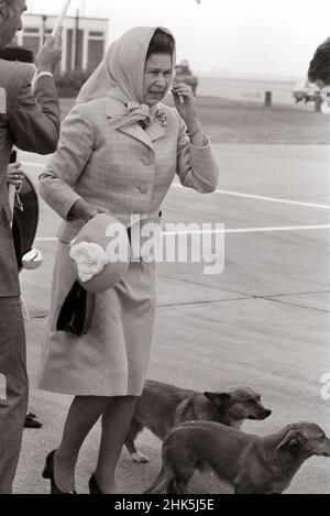 Flughafen Queen Elizabeth II Heathrow Juli 1984 mit Prinzessin Margaret und Corgis Stockfoto