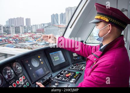 Wuhan, Chinas Provinz Hubei. 2nd. Februar 2022. Ein Fahrer der U-Bahn-Linie 1 von Wuhan wird während der Frühlingsfesttage in Wuhan, der zentralchinesischen Provinz Hubei, am 2. Februar 2022 bei der Arbeit gesehen. Quelle: Wu Zhizun/Xinhua/Alamy Live News Stockfoto