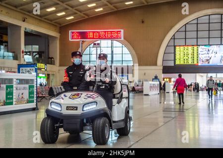 Wuhan, Chinas Provinz Hubei. 2nd. Februar 2022. Polizeibeamte der Eisenbahn patrouillieren während der Frühlingsfesttage in Wuhan, der zentralchinesischen Provinz Hubei, am 2. Februar 2022 auf dem Bahnhof Hankou. Quelle: Wu Zhizun/Xinhua/Alamy Live News Stockfoto