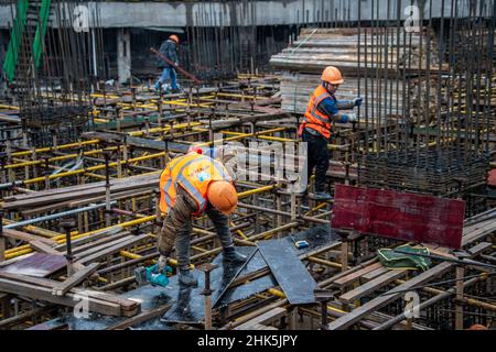 Wuhan, Chinas Provinz Hubei. 2nd. Februar 2022. Arbeiter arbeiten während der Frühlingsfesttage in Wuhan, der zentralchinesischen Provinz Hubei, am 2. Februar 2022 auf einer Baustelle. Quelle: Wu Zhizun/Xinhua/Alamy Live News Stockfoto