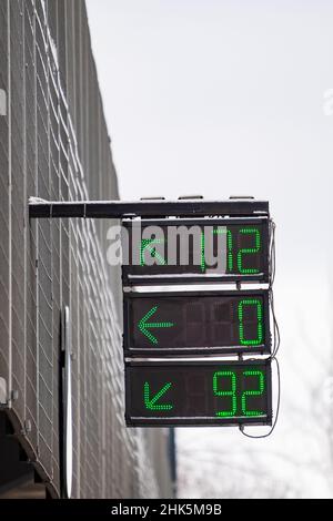 Schild auf dem dreistufigen Parkplatz mit einem digitalen Display, das die Anzahl der verfügbaren Parkplätze anzeigt Stockfoto