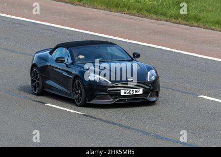 Aston Martin V12 Vantage, britischer Grand-Tourer-Cabriolet-Karosseriebau, Großbritannien Stockfoto