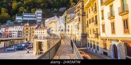 Panorama einer Wanderbrücke am Wasser in San Sebastian, Spanien Stockfoto