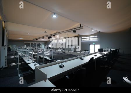 Kiel, Deutschland. 02nd. Februar 2022. Blick von der Bank in den großen Hörsaal der Außenstelle des Landgerichts Kiel. Mehrere große Verfahren sollen in naher Zukunft vor dem Landgericht stattfinden, was aufgrund der Anzahl der Beteiligten einen entsprechend großen Hörsaal erfordern wird. Aus diesem Grund wurde auf einem ehemaligen deutschen Armeeplatz an der Kieler Förde eine Leichtbauhalle mit einem großen Gerichtssaal errichtet. Kredit: Marcus Brandt/dpa/Alamy Live Nachrichten Stockfoto