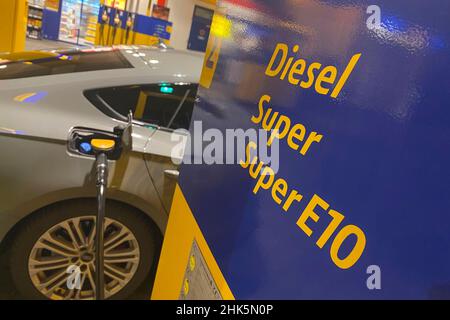 München, Deutschland. 02nd. Februar 2022. SUPER E10 teurer als je zuvor! Benzinpreise auf Rekordniveau. Tanken mit Dieselkraftstoff, Pumpendüse. Tankstelle, Diesel, Super Super E10. (Archivfoto) Quelle: dpa/Alamy Live News Stockfoto