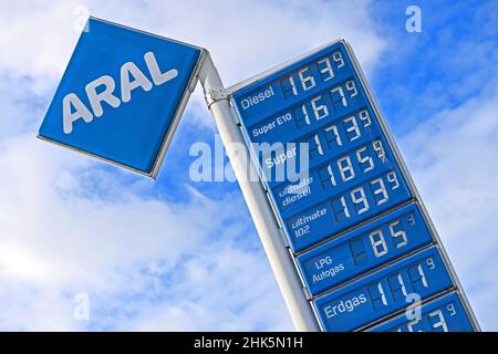 München, Deutschland. 02nd. Februar 2022. SUPER E10 teurer als je zuvor! Benzinpreise auf Rekordniveau. Aral Tankstelle, Dieselpreis, Diesel, Super E10. (Archivfoto) Quelle: dpa/Alamy Live News Stockfoto