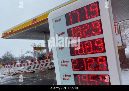 München, Deutschland. 02nd. Februar 2022. SUPER E10 teurer als je zuvor! Benzinpreise auf Rekordniveau.(Archivfoto). Kredit: dpa/Alamy Live Nachrichten Stockfoto