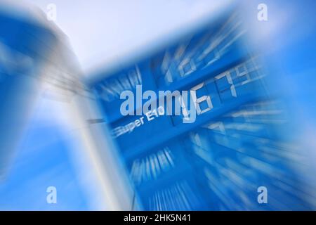 München, Deutschland. 02nd. Februar 2022. SUPER E10 teurer als je zuvor! Benzinpreise auf Rekordniveau. Aral Tankstelle, Dieselpreis, Diesel, Super E10. (Archivfoto) Quelle: dpa/Alamy Live News Stockfoto