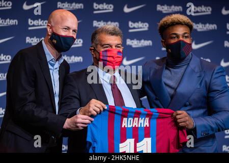 2nd. Februar 2022; Nou Camp, Barcelona, Spanien: Der FC Barcelona stellt dem Club nach der Leihgabe von Wolves die wiedersignierte Adama Traore vor; Jordi Cruyff, Präsident des FC Barcelona, Joan Laporta, und Adama Traore nehmen an der Präsentation von Adama Traore als neuer Spieler des FC Barcelona Teil Stockfoto