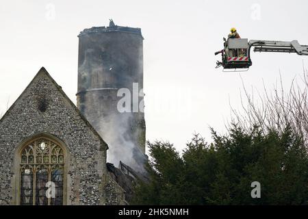 Feuerwehrleute bekämpfen einen Brand in der St. Mary's Church aus dem 11th. Jahrhundert in Beachamwell, in der Nähe von Swaffham, Norfolk. Bilddatum: Mittwoch, 2. Februar 2022. Stockfoto