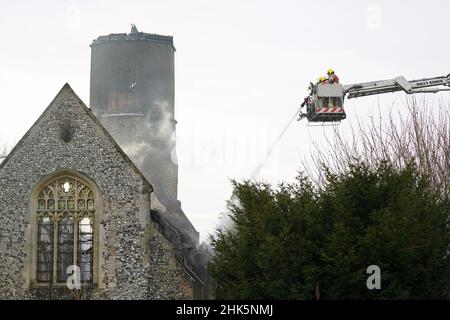 Feuerwehrleute bekämpfen einen Brand in der St. Mary's Church aus dem 11th. Jahrhundert in Beachamwell, in der Nähe von Swaffham, Norfolk. Bilddatum: Mittwoch, 2. Februar 2022. Stockfoto