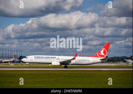 München, Deutschland - September 30. 2021 : Turkish Airlines Boeing 737-9F2ER mit der Flugzeugzulassung TC-JYO landet auf der Südbahn 26L o Stockfoto