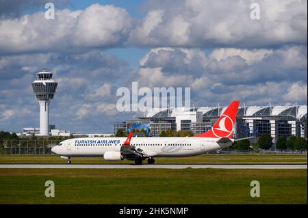 München, Deutschland - September 30. 2021 : Turkish Airlines Boeing 737-9F2ER mit der Flugzeugzulassung TC-JYO landet auf der Südbahn 26L o Stockfoto