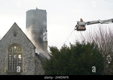 Feuerwehrleute bekämpfen einen Brand in der St. Mary's Church aus dem 11th. Jahrhundert in Beachamwell, in der Nähe von Swaffham, Norfolk. Bilddatum: Mittwoch, 2. Februar 2022. Stockfoto