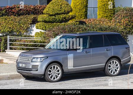Side, Türkei - 22. Januar 2022: Der Silver Land Rover Range Rover wird an einem warmen Tag auf der Straße vor dem Hintergrund eines eingezäunten Gartens geparkt Stockfoto