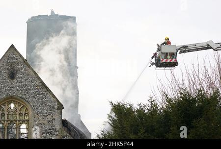 Feuerwehrleute bekämpfen einen Brand in der St. Mary's Church aus dem 11th. Jahrhundert in Beachamwell, in der Nähe von Swaffham, Norfolk. Bilddatum: Mittwoch, 2. Februar 2022. Stockfoto