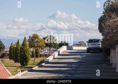 Side, Türkei - 22. Januar 2022: Der weiße Land Rover Range Rover Sport wird an einem warmen Tag auf der Straße vor dem Hintergrund eines eingezäunten Gartens geparkt Stockfoto