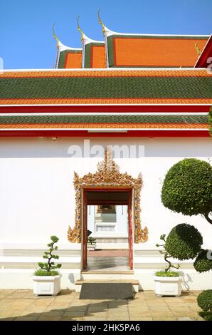 Schönes Innentor zur Ordinationshalle des Wat Pho oder Tempel des Reclining Buddha, einem der ältesten Tempel in Bangkok, Thailand Stockfoto