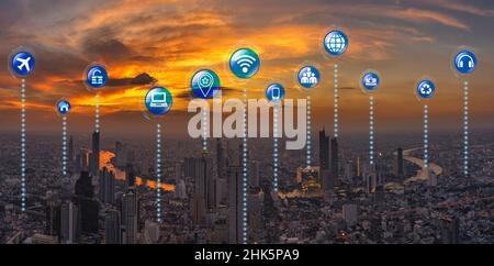 Internet of Thing oder iot Variouse Ikone über der fantastischen Szene des Panoramas von Bangkok Stadtbild, die moderne Gebäude und Flussseite von neuesten haben Stockfoto