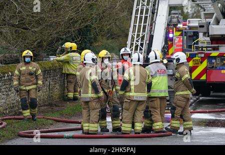 Feuerwehrleute bekämpfen einen Brand in der St. Mary's Church aus dem 11th. Jahrhundert in Beachamwell, in der Nähe von Swaffham, Norfolk. Bilddatum: Mittwoch, 2. Februar 2022. Stockfoto