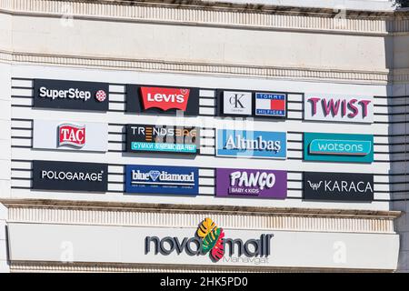 Side, Türkei - 22. Januar 2022: Schild von SuperStep, Levis , Calvin Klein, Tommy Helfiger, Twist, TAC, Pologarage und andere Marken in der Nova Mall Stockfoto