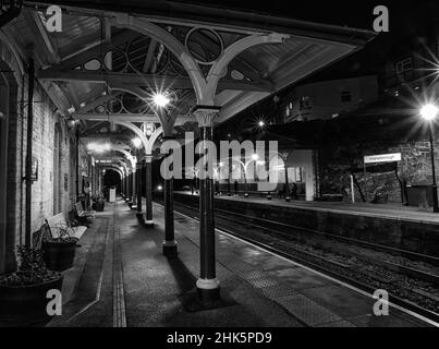 Bahnhof Knaresborough bei Nacht. Dies ist ein denkmalgeschützter Bahnhof zwischen York und Harrogate in North Yorkshire. Stockfoto