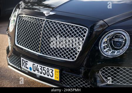 BERLIN, DEUTSCHLAND - NOVEMBER 2021: Bentley Bentayga Hybrid SUV Luxuswagen drei vierte linke Seite Nahaufnahme mit Details Kühlergrill Scheinwerfer und Stockfoto